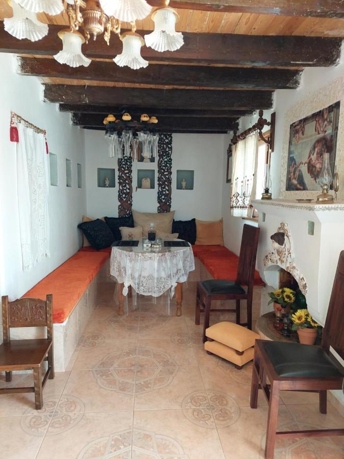 Lakena Traditional House Menetaí Buitenkant foto
